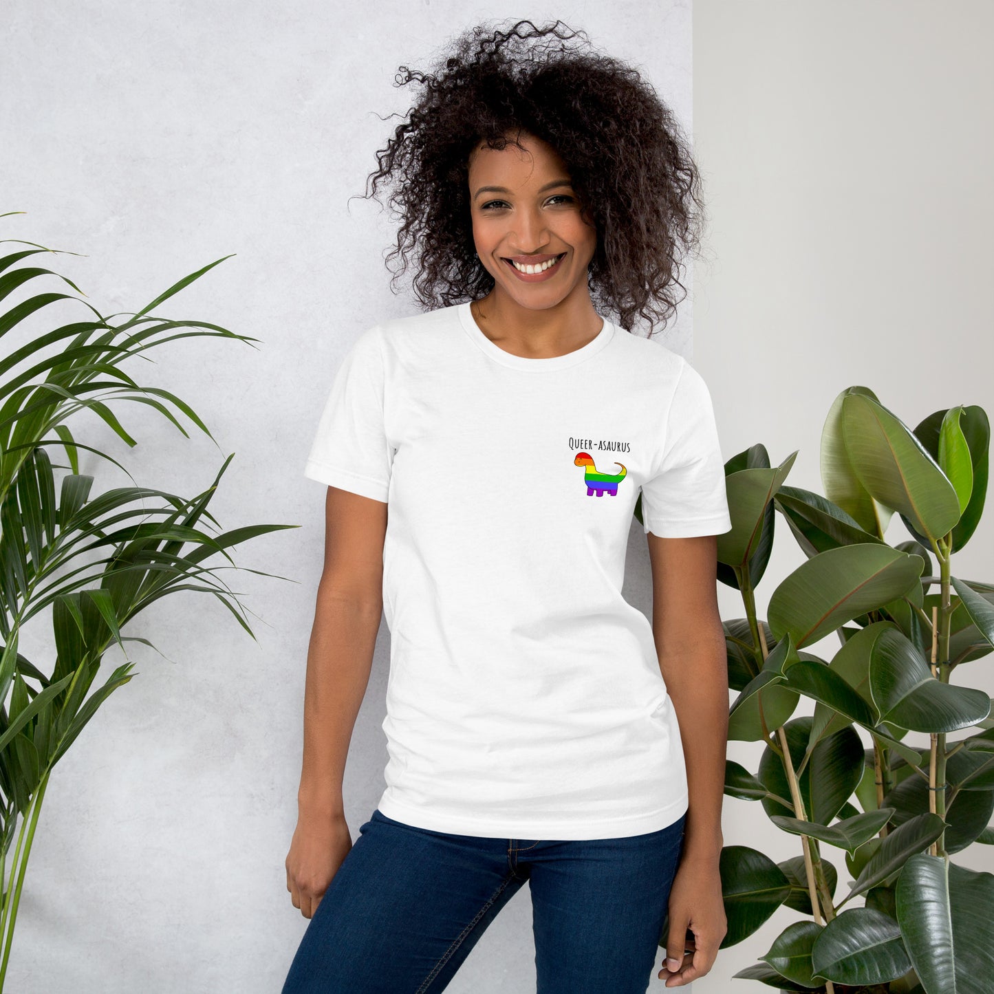 Camiseta Queer-asaurus | Bandera arcoíris del orgullo gay con dinosaurio | Camiseta ecológica de primera calidad