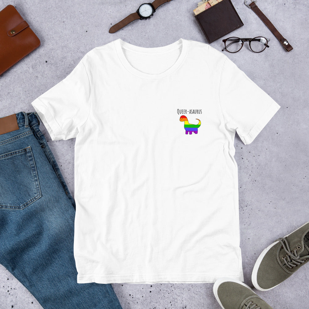 Camiseta Queer-asaurus | Bandera arcoíris del orgullo gay con dinosaurio | Camiseta ecológica de primera calidad