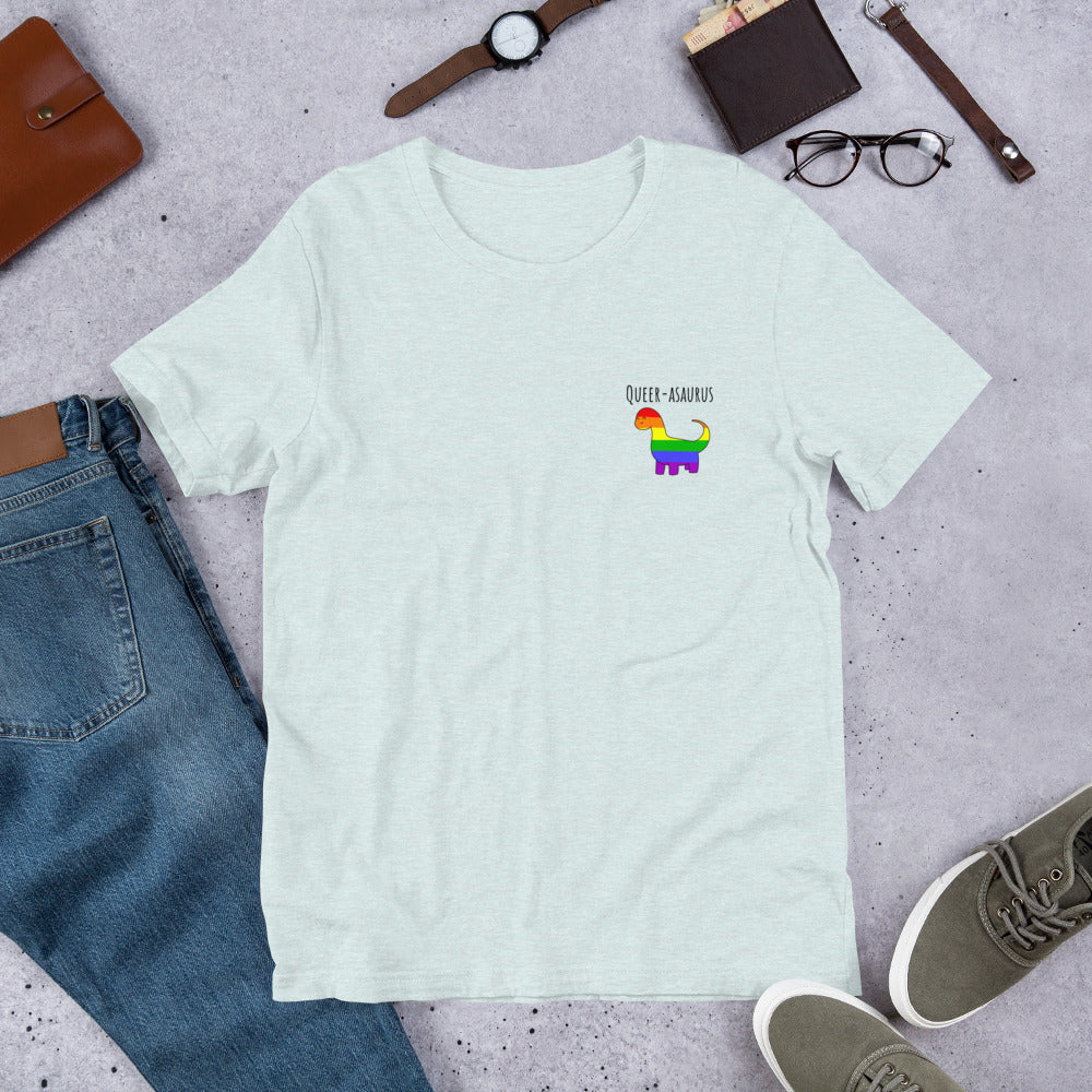 Camiseta Queer-asaurus | Bandera arcoíris del orgullo gay con dinosaurio | Camiseta ecológica de primera calidad