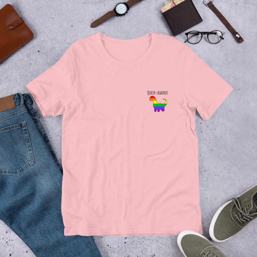 Camiseta Queer-asaurus | Bandera arcoíris del orgullo gay con dinosaurio | Camiseta ecológica de primera calidad