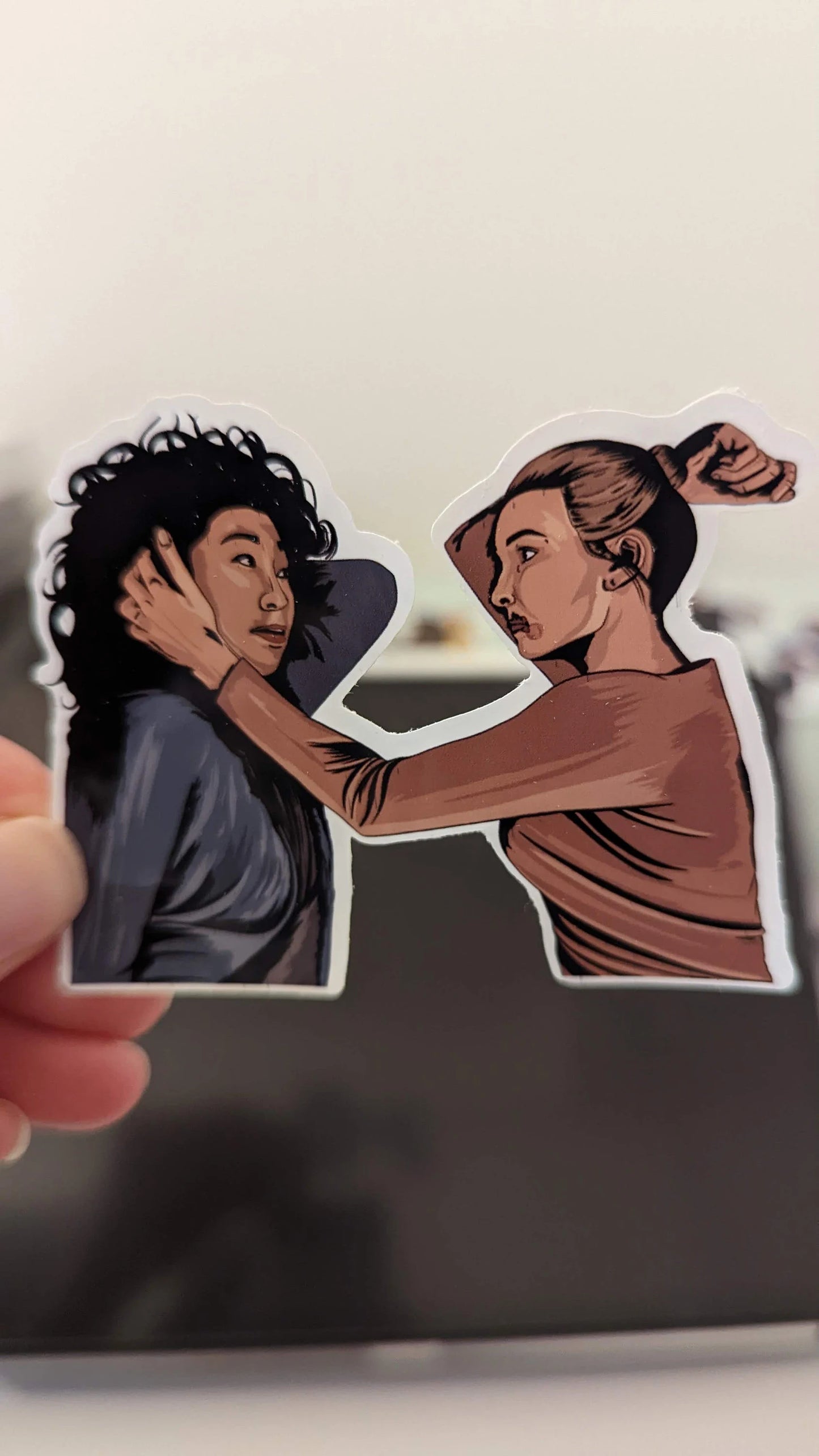 Sticker brillant et imperméable de la scène du lit de Villanelle et Eve | Killing Eve | Écologique et végétalien