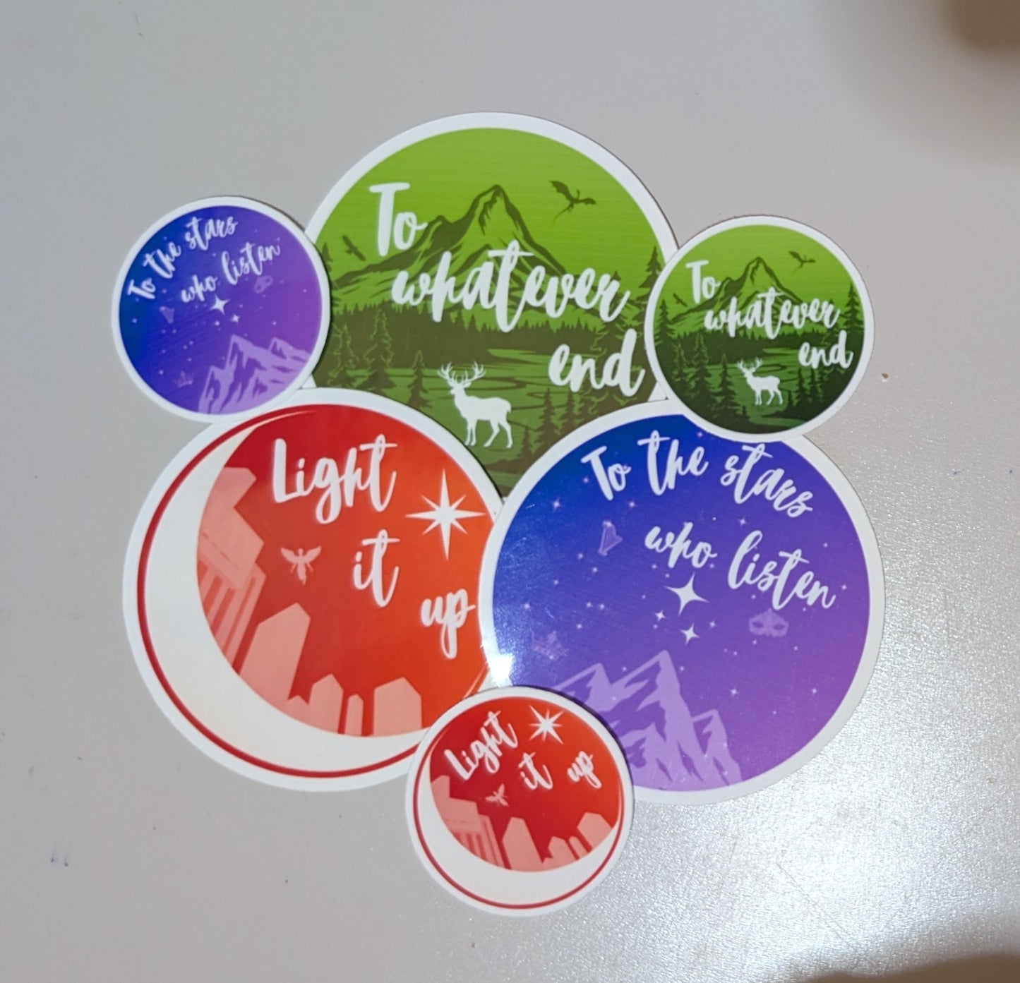 Sarah J Maas sticker collection. Throne of glass. ACOTAR. Crescent city. To whatever end. To the stars who listen. Light it up. Quotes by Feyre and Rhys, Bryce Quinlan, Aelin Galathynius and Rowan Whitethorn. 